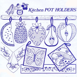 Pode incluir: Um conjunto de cinco pegadores de panela azuis e brancos com desenhos de melancia, abacaxi, morango, pêra e maçã. Os pegadores estão pendurados em uma barra de madeira. O texto "Kitchen Pot Holders" está impresso em azul na parte superior da imagem.