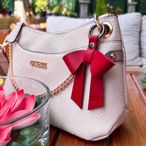 Porte-clés avec nœud en cuir nappa – breloque de sac fait main, cadeau personnalisé pour elle, accessoire en cuir de style tombant