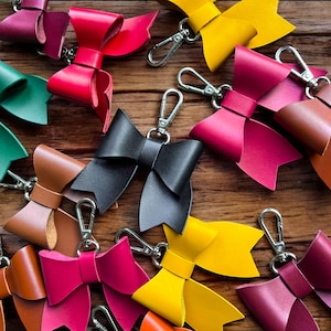 Schmetterling Style Nappaleder Schleife Schlüsselanhänger - personalisierter Taschenanhänger, handgemachtes Geschenk für sie, individuelles Geldbörsenzubehör