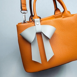 Portachiavi grande con fiocco in pelle Nappa – Ciondolo per borsa personalizzato in stile pendulo, regalo fatto a mano per lei, accessorio per borsetta