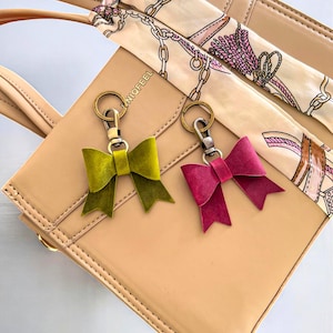Mini llavero de cuero hecho a mano con lazo - Llavero personalizado con lazo encantador - Accesorio de cuero para bolso - Accesorio para bolso con lazo hecho a mano
