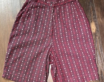 Vintage Groovy Atomic handgemaakte shorts met marineblauwe en rode strepen en hoge taille.