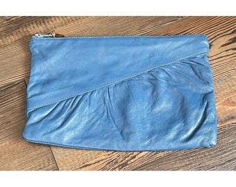 Clutch vintage em couro azul, fabricada na Itália.