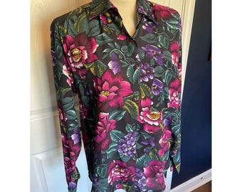 Blusa vintage de seda con estampado floral y botones, talla mediana.