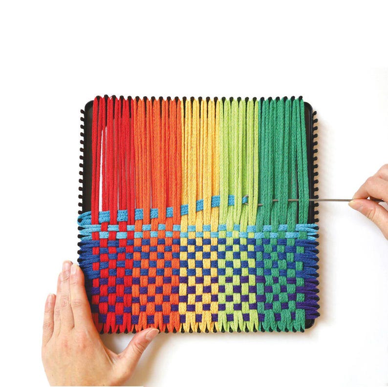 Friendly Loom™の子供用鍋つかみ織機キット。お子様の織りのアクティビティに最適なクラフトギフト。細かい運動能力を養うおもちゃ。女の子の誕生日プレゼントにも。 画像 14