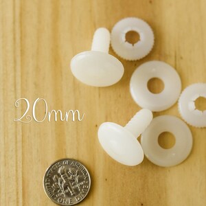 K&ouml;nnte beinhalten: Wei&szlig;e Kunststoff-Sicherheitsaugen mit einem Durchmesser von 20 mm. Die Augen sind f&uuml;r die Verwendung in Stofftieren und anderen Bastelarbeiten bestimmt.