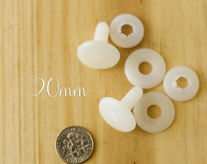 K&ouml;nnte beinhalten: Wei&szlig;e Kunststoff-Sicherheitsaugen mit einem Durchmesser von 20 mm. Die Augen sind f&uuml;r die Verwendung in Stofftieren und anderen Bastelarbeiten bestimmt.