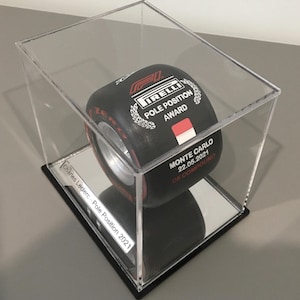 Expositor de neumáticos para el premio Pole Position de Charles Leclerc en Mónaco 2021 (pequeño) a escala 1/5