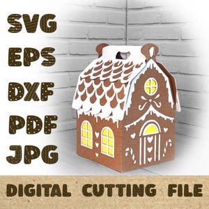 Op de afbeelding: Een gingerbread-huisvormige doos met een wit dak en bruine wanden. De doos heeft een raam, een deur en snoepstokdetails. De tekst "DIGITAL CUTTING FILE" staat onderaan de afbeelding. De tekst "SVG EPS DXF PDF JPG" staat aan de linkerkant van de afbeelding.