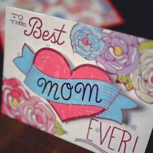 DESCARGA INSTANTE Tarjeta del Día de las Madres lindo tatuaje floral estilo actividad cardíaca personalizable obra de arte 3D para niños con sobre a juego