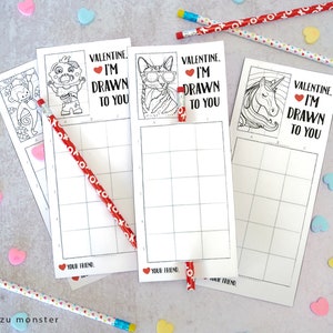 Könnte beinhalten: Vier druckbare Valentinstagskarten mit einem Rastermuster und einer niedlichen Illustration auf jeder Karte. Der Text auf jeder Karte lautet "Valentine, ich bin zu dir hingezogen".