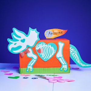 Triceratops Fossil Valentine Box Printable Decor Kit 3D bowtie, oogopties, dinosaurusskelet jongen brievenbus voor school Valentijnsdagkaarten