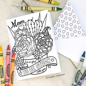 Puede incluir: Una tarjeta para colorear en blanco y negro con un cactus y flores en una maceta. La tarjeta dice "Mamá, estoy tan contenta de estar atascada contigo".