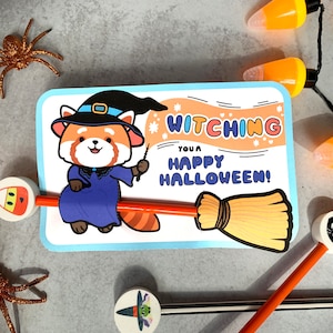Lindo Panda Rojo Bruja Escoba Lápiz Titular - Tarjeta Imprimible de Halloween Kawaii - Descarga Instantánea - Lápices de Truco o Trato o Pulseras Resplandecientes