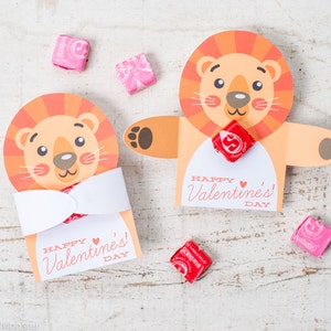 Adorable bonbon lion à imprimer ou cadeau câlin animaux de la Saint-Valentin dans ses bras Bonbons individuels pour la Saint-Valentin, adorables supports en chocolat pour la Saint-Valentin