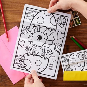 Baby Triceratops Dinosaurus Ei Valentijn Vouwverrassing Kleurplaat Kaart - schattige Dino-kunstactiviteit voor kinderen om per post te verzenden