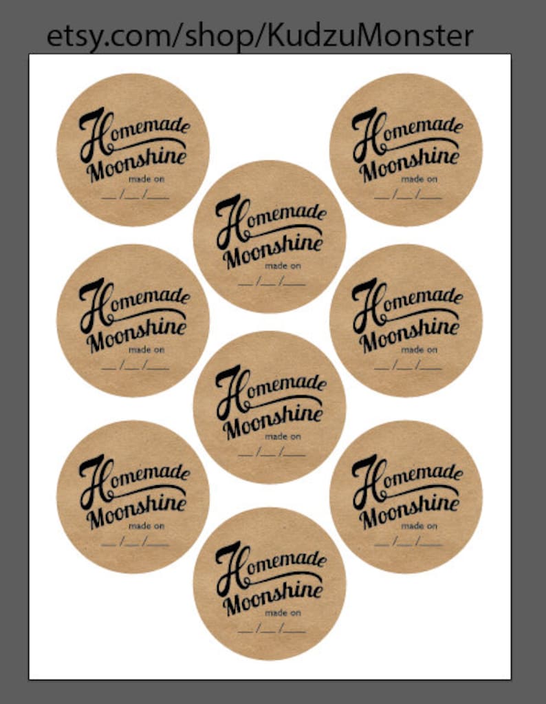 K&ouml;nnte beinhalten: Acht braune Papierkreisaufkleber mit dem Text "Homemade Moonshine" in schwarzer Kursivschrift. Jeder Aufkleber hat eine leere Zeile f&uuml;r das Datum "made on".