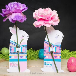 Häschenblumenhalter niedliche druckbare Karte, die eine einzelne Blume für Ostern umarmt Einige Kaninchen lieben Sie Frühlings-Gänseblümchengeschenk