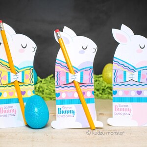 Osterstift Hugger Hasenkarte süßes Kaninchen hält Bleistift, Blume, Süßigkeiten und mehr Geschenk für Kinder, um Osterhasen in der Schule zum Ausdrucken zu geben