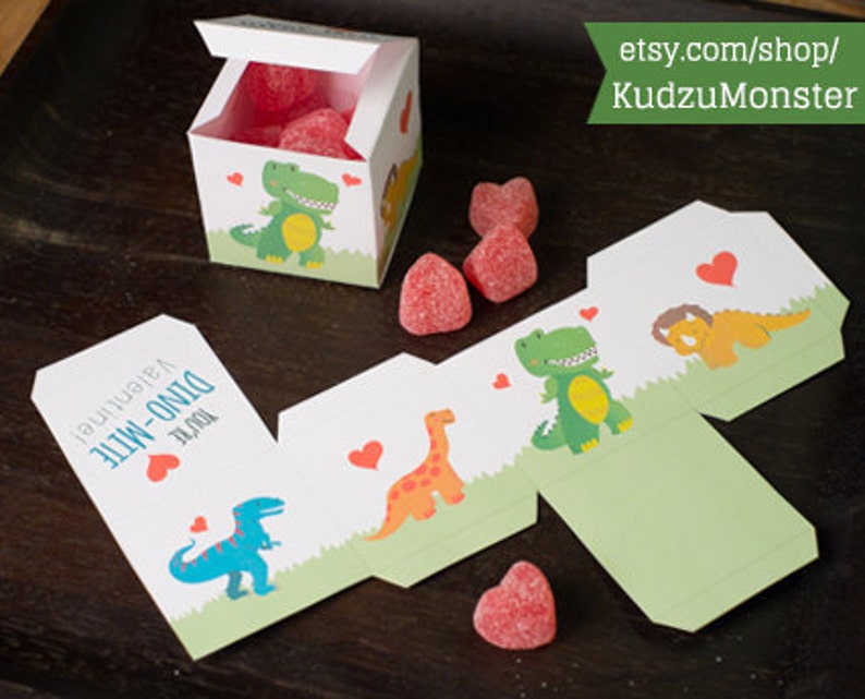 Puede incluir: Un conjunto de tarjeta y caja imprimibles para el D&iacute;a de San Valent&iacute;n con tem&aacute;tica de dinosaurios. La tarjeta dice "You're Dino-Mite!" y la caja tiene un dinosaurio verde con corazones rojos.