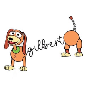 Può includere: Illustrazione di un cartone animato di un cane di nome Gilbert, nei colori arancione, marrone e crema. Il cane è in due parti, con la metà anteriore rivolta in avanti e la metà posteriore rivolta all'indietro. Il nome "Gilbert" è scritto in corsivo.
