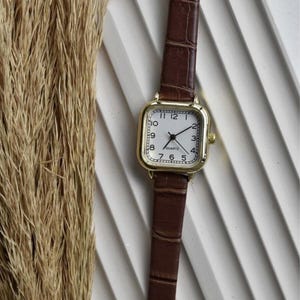 Women&#39;s Minimal Retro Gold Square Framed Brown Watch, Retro Watch Classic Elegant Design, White Dial Brown Faux Leather Strap, Present Idea