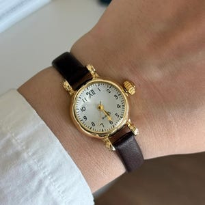 Women&#39;s Minimal Retro Gold Round Framed Wristwatch, Vintage Minimalist Dainty Watch, Brown Faux Leather Strap, Present Idea, Ladies Watch