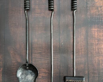 Handgeschmiedetes Fireside-Werkzeugset, Spiralgriff, Wandmontage, Auswahl an Aufhänger,