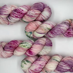 Handgeverfd merinowol nylon sokkengaren | Superwash-vingergewichtgaren 400 m/100 g | Cadeaugaren breien en haken | OLEANDERBLOEMEN