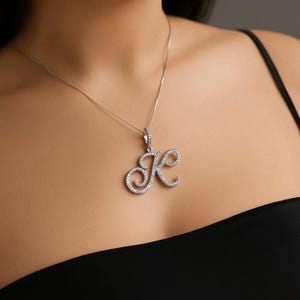 Colar com inicial cursiva personalizada – Corrente com pingente de letra CZ com zircônia cúbica, joias de hip hop brilhantes para homens e mulheres, prata ou ouro, presente com letras de A a Z