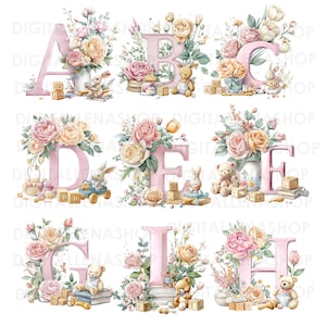 Pode incluir: Ilustrações em aquarela das letras A a I, cada uma adornada com arranjos florais em tons suaves de rosa, pêssego e creme. Cada letra é acompanhada por brinquedos como ursinhos de pelúcia, blocos de madeira e coelhinhos de brinquedo, criando um design caprichoso com tema de berçário.