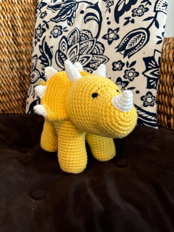 かぎ針編みのトリケラトプスのぬいぐるみ：黄色の恐竜のぬいぐるみ