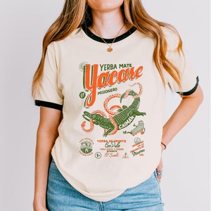 Camiseta Retro Caimán Serpiente Vintage Estilo Años 70 Estampado Rojo y Verde Camisa Casual Blanca Marfil Ropa Boho Cómoda Animal Yacaré