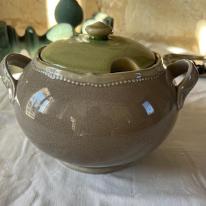 Può includere: Una tazza di ceramica bianca con manico nero e la scritta "But First, Coffee" in nero, in grassetto. La tazza è su una superficie bianca. La tazza è alta circa 10 cm.