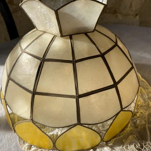 Delicada lámpara colgante de nácar y latón vintage