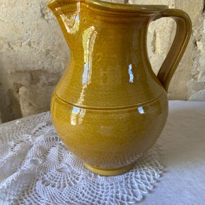 Preciosa jarra/decantador de cerámica provenzal hecho a mano en cerámica amarilla vintage, jarra de 2 litros/jarrón de estilo rústico