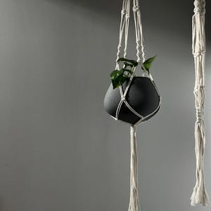 Puede incluir: Un letrero de madera rústico con el texto "Welcome to our home" en un estilo manuscrito. El letrero presenta un acabado envejecido y un diseño simple y acogedor, perfecto para un porche o entrada.