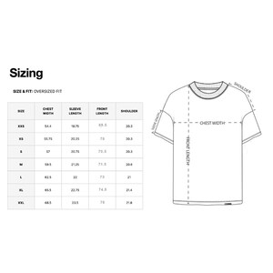 Puede incluir: Fondo blanco con una tabla de texto negro con la etiqueta "Sizing" y "SIZE & FIT: OVERSIZED FIT". La tabla muestra el ancho del pecho, la longitud de la manga, la longitud delantera y las medidas de los hombros para las tallas XXS a XXL.