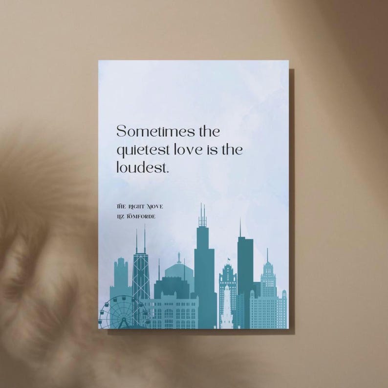 K&ouml;nnte beinhalten: Eine blaue und wei&szlig;e Skyline mit einem Zitat, das lautet: "Sometimes the quietest love is the loudest." Das Zitat wird Liz Romforde und "The Right Move" zugeschrieben.