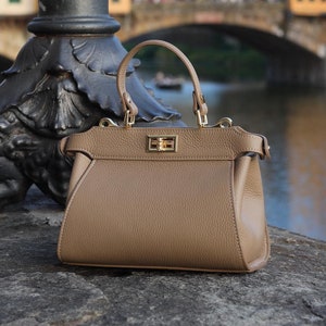 Elegant Italian Leather Crossbody Handbag: Handcrafted Top Handle Shoulder Purse for Women