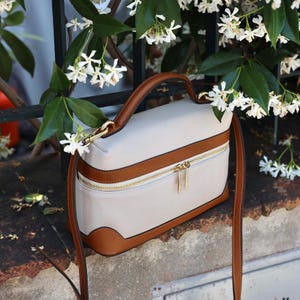 Elegant Italian Leather Crossbody Handbag: Handcrafted Top Handle Shoulder Purse for Women