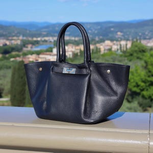 Elegante bolso de mano de piel italiana: bolso de mano artesanal con asa superior para mujer.