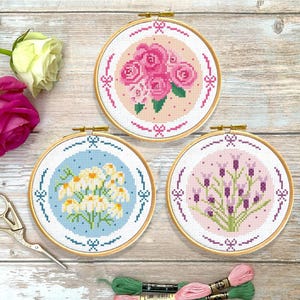 Conjunto de patrones de punto de cruz "Trío de flores de verano": Gráfico en PDF de descarga instantánea para crear arte floral en bastidor pequeño.