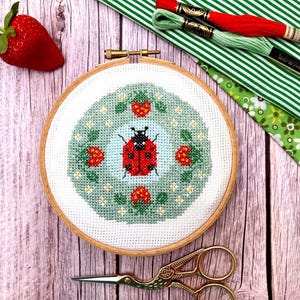 Schema punto croce "Coccinella estiva": scarica il grafico in PDF di una piccola coccinella per lavori manuali adatti ai principianti