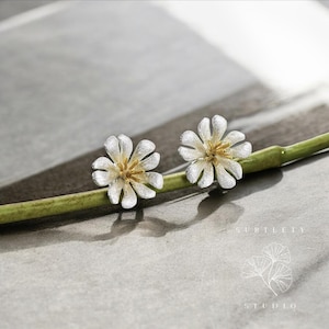 Pendientes de botón con forma de flor de plata Pendientes de botón de plata esterlina Pendientes de oro con cierre a presión Joyas minimalistas Regalos para ella Pendientes elegantes de plata
