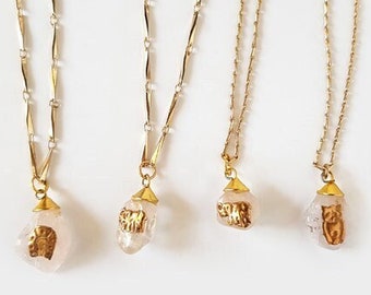 Collier pendentif vintage porte bonheur au motif éléphant et fer à cheval en pierre fine quartz rose pâle
