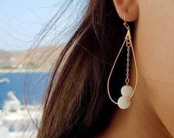 Boucles d'oreille goutte dorée chaîne perles blanches vintage, Boucles mariage