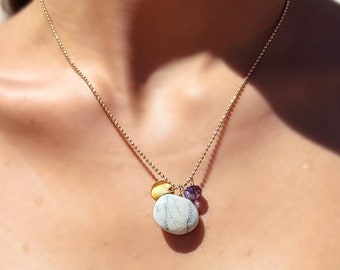 Collier doré pendentif caillou et perle de verre violette et sequin doré, Bijou simple pour elle