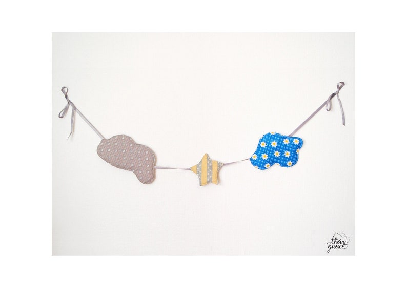 Guirlande décorative nuage et étoile en tissu recyclé pour chambre enfant ou bébé, Cadeau de naissance, Décoration murale image 1