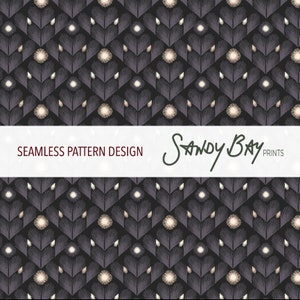 Peut inclure: Un motif sans couture présentant un motif géométrique répétitif de formes superposées noires, blanches et beiges. Le motif rappelle un motif de plume ou de feuille stylisé. Le texte "Sandy Bay Prints" est affiché en bas de l'image.